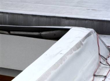 Led vznikl� z odt�vaj�c�ho sn�hu m��e zejm�na v �lenit�ch m�stech st�echy zp�sobit p�ekvapiv� velk� �kody.