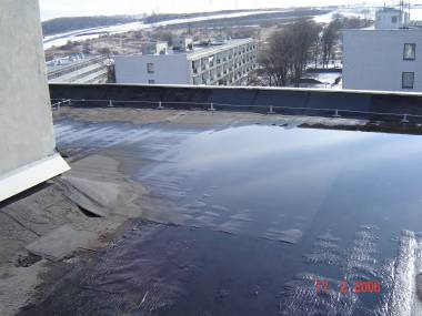 Vzhledem k nedostate�n�mu sp�dov�n� vznikaj� rozs�hl� lou�e. Nekvalitn� proveden� lok�ln� opravy d�le zhor�uj� celkov� stav.