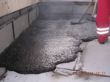Pokl�dka lit�ho asfaltu p��mo na povrch asfaltov� hydroizolace