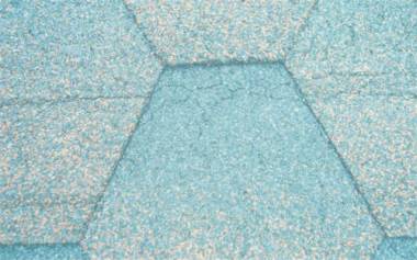 trhliny vznikaj�c� v �ivici vlivem UV z��en�