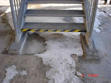  Absence konstruk�n�ho �e�en� ukotven� schodi�t� do st�e�n�ho pl�t�, jeho prostup hydroizola�n�m povlakem