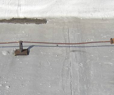 podp�ra hromosvodu na krytin� z asfaltov�ch p�s�