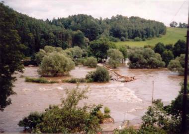 pohled na stren most bhem povodn v srpnu 2002
