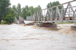 Jeden z mnoha strench silninch a elezninch most.
Zdroj: http://bgflood.bnt.bg/.