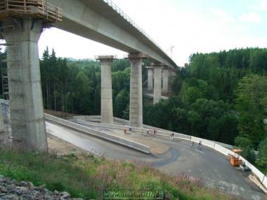 Pohled na ji zhotovenou polovinu mostn konstrukce (erven 2005). Zdroj: www.autobahn17.de