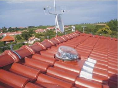 pohled na hlavici sv�tlovodu zabudovanou v �ikm�m st�e�n�m pl�ti