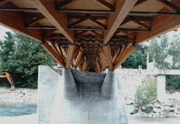 Pohled na pil a mostovku ze spodu