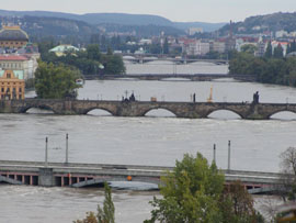 Karlv most v dob kulminace Vltavy